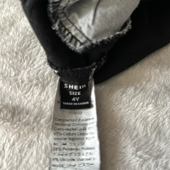 Pair of 2 Shein toddler jeans - Picture 6 of 13
